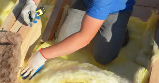 Installing a roof insulation